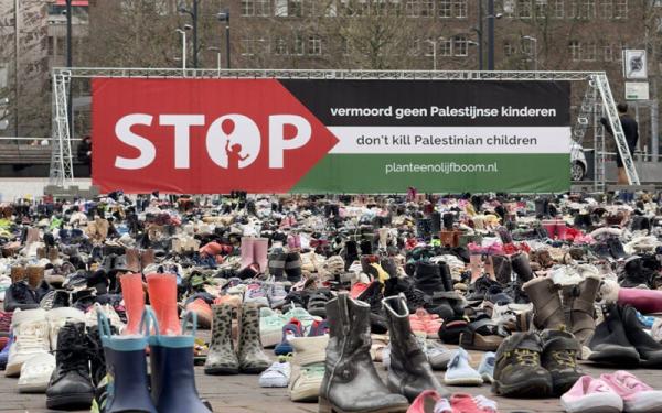 Jalanan Rotterdam Pajang Sepatu untuk Kenang Anak-anak Tewas di Jalur Gaza