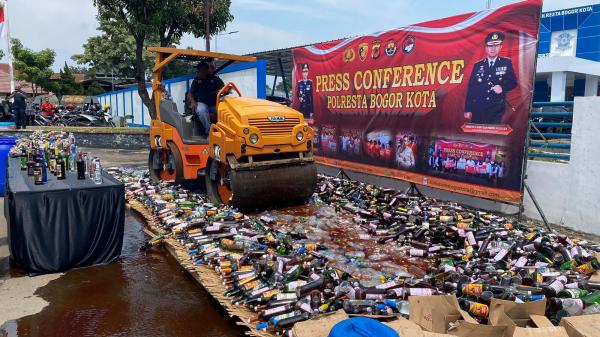 Operasi Lilin Lodaya 2023: Pemusnahan Ribuan Botol Miras dan Petasan untuk Keamanan Kota Bogor