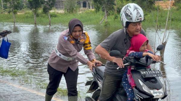 Bantu Warga Terkena Banjir, Polri Hadir Ciptakan Rasa Aman Jelang Pemilu