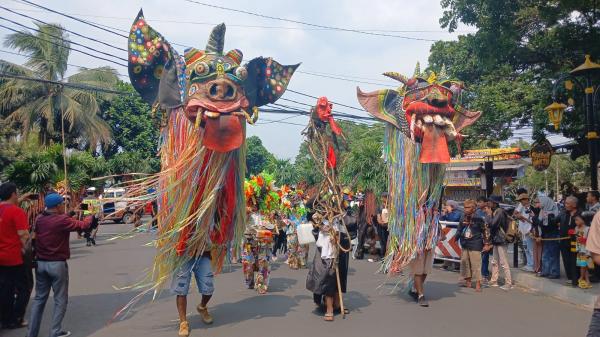 Golek Karnaval Meriahkan Hari Pertama Festival Seni Akhir Tahun 2023 Syukur Waktu 12 di Tasikmalaya