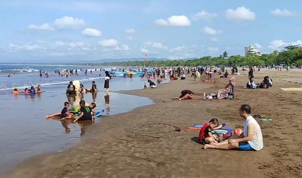 Pasca Gempa 5,5 M, Pantai Pangandaran Tetap Dipadati Wisatawan