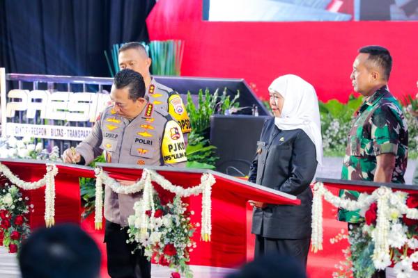 Kapolri Bersama Gubernur dan Forkopimda Jatim Teken Deklarasi Pemilu Damai di Polda Jatim