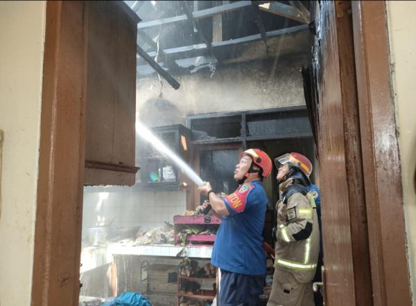 Kompor Meledak Gegara Ditinggal Pergi saat Ngangetin Sayur, Dapur Rumah Warga di Purwakarta Terbakar