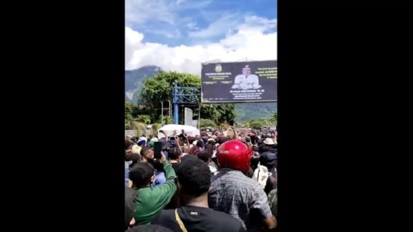 Ricuh Prosesi Pemakaman Jenazah Lukas Enembe di Sentani, Mesin ATM Dirusak, Mobil Dibakar