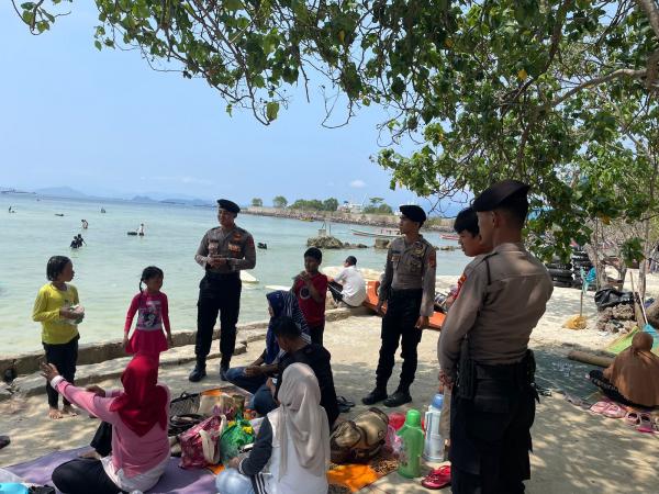 Libur Nataru, Personel Polda Lampung Lakukan Pengamanan Objek Wisata di Pantai