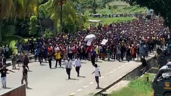 Massa Pengarak Jenazah Mantan Gubernur Papua Lukas Enembe di Kota Jayapura Ricuh