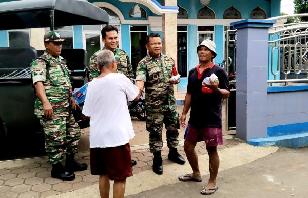 Koramil Cimanggis Depok Gempur Warga Tapos dengan Puluhan Paket Nasi Bungkus