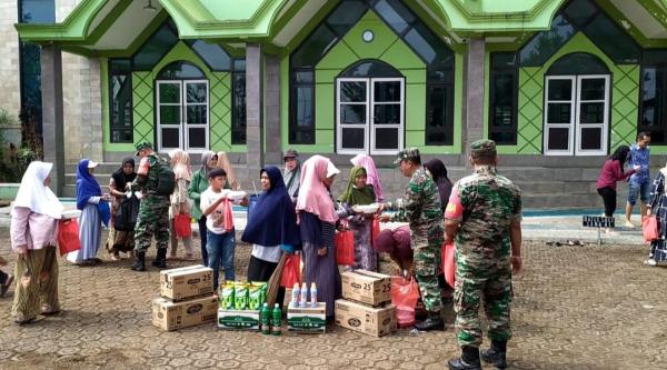 Jelang Tahun Baru, TNI Ajak Warga Bersihkan Lingkungan Masjid
