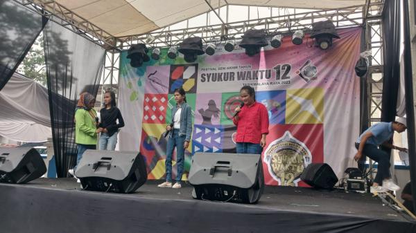 Penampilan 3 Siswi SLB Yayasan Bahagia Tasikmalaya Pukau Penonton Festival Seni Akhir Tahun 2023