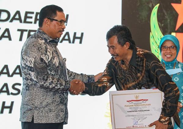 Miliki Kepedualian Terhadap HAM, Nana Sudjana Beri Penghargaan 34 Daerah