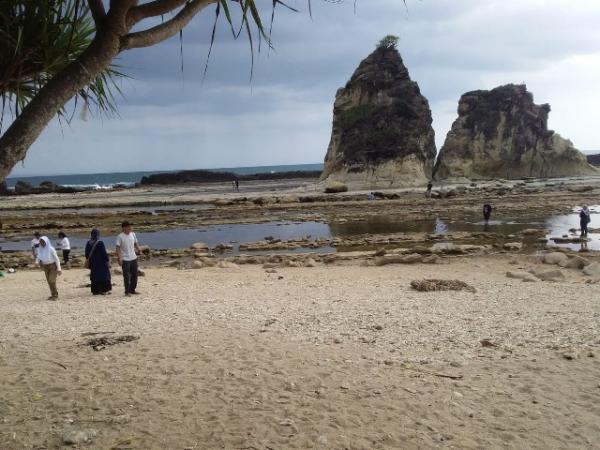 Meski Tak Seramai Kemarin, Pantai Tanjung Layar Sawarna Dikunjungi Wisatawan Luar Wilayah