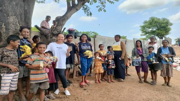 Aksi Bagi-Bagi Susu dan Makan Siang Gratis Jelang Kunjungan Gibran di Kupang