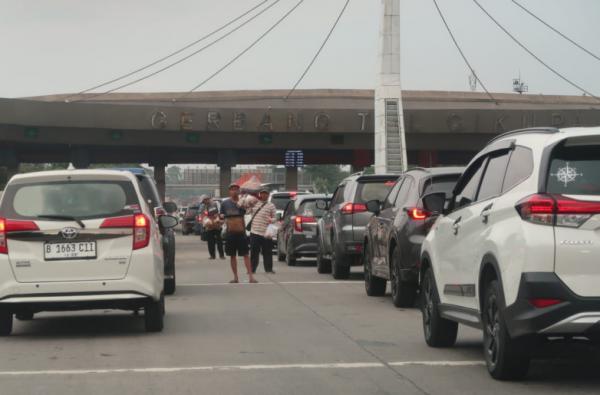 Jalan Tol Menuju Pelabuhan Merak Dipadati Pemudik, ASDP Himbau Pembelian Tiket Melalui Online