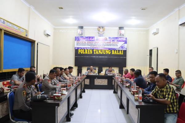 Polres Tanjung Balai Gelar Konferensi Pers Review 2023 dan Outlook 2024
