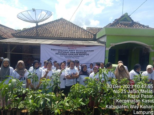 Serentak, TPC dan Tim Pemenangan Ganjar Mahfud Menanam Pohon di Kabupaten Way Kanan