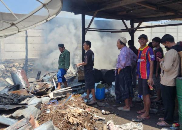 Gudang Rongsokan di Gending Terbakar, Kerugian Capai Jutaan Rupiah