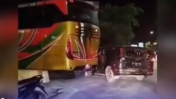 Viral Bus Kejar-kejaran dengan Xenia hingga Masuk Halaman Mapolresta Samarinda, Dipicu Senggolan
