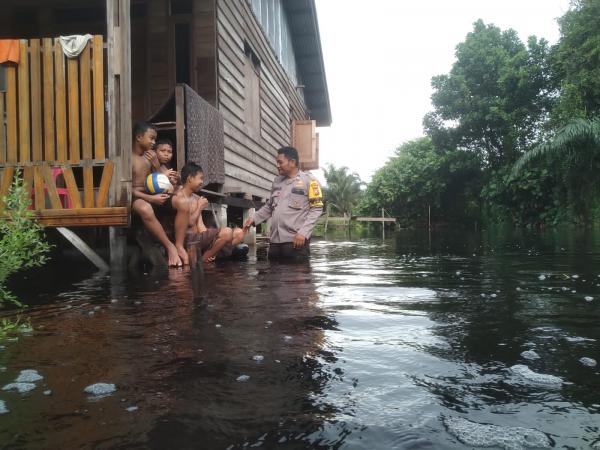 Polres Dumai Melalui Bhabinkamtibmas Kelurahan Bumi Ayu Lakukan Evakuasi Warga Terjebak Banjir