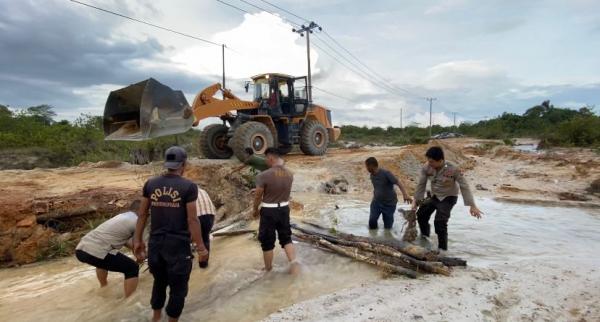 Jalan Penghubung Tiga Desa Terputus, Camat Singkep Turunkan Alat Berat