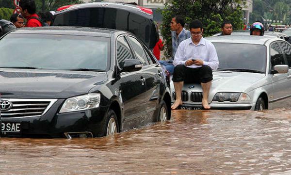 8 Tips Atasi Mobil Terendam Banjir, Jangan Panik dan Hindari Nyalakan Mesin