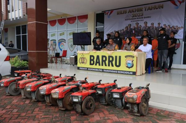 Polres Barru Ungkap Pencurian 17 Unit Mesin Traktor, 4 Pelaku Berhasil Diamankan