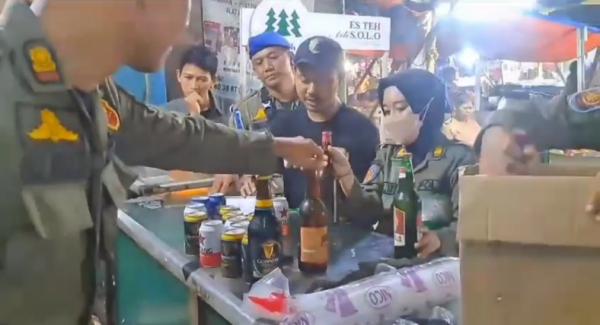 Ribuan Botol Miras Disita Petugas Satpol PP Kota Tangerang Selatan
