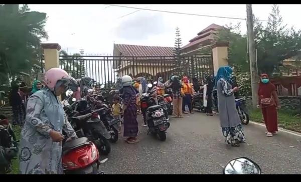 Gaji Tak Kunjung di Bayar, Puluhan Emak-emak di Aceh Geruduk Pendopo Walikota Subulussalam