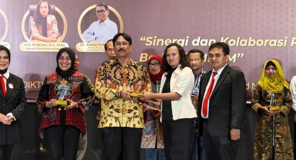 Humas Universitas Dinamika-Stikom Raih Posisi Puncak Kinerja Terbaik di Acara Anugerah Kampus Unggul
