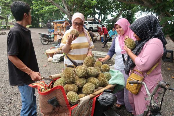 Belanja Oleh-oleh di Pantai Carita Banten