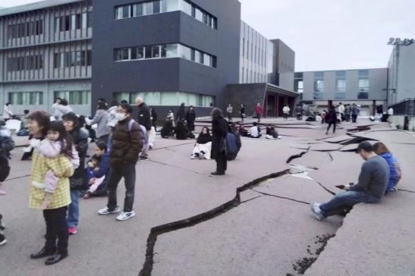 Pasca Diguncang Gempa 7,4 SR, Retakan Besar Terjadi di Ishikawa Jepang