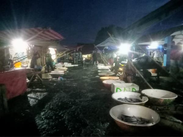 Jelang Tahun Baru, Pedagang Ikan Tongkol di Pasar Labuan Pandeglang Rela Begadang Demi Raup Rezeki