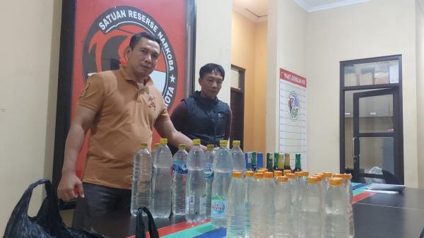 Satnarkoba Polres Tasikmalaya Kota Amankan Puluhan Botol Miras di Malam Tahun Baru 2024