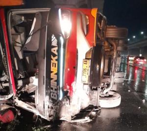 Enam Orang Tewas dalam Kecelakaan Bus di Tol Jakarta-Cikampek