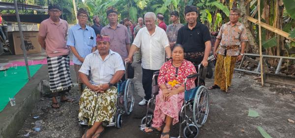 Sambut Tahun Baru 2024, RH Bagikan Kursi Roda untuk Ummat Hindu Banjar Mataram