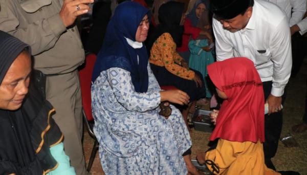 Anak-Anak Cuci Kaki Ibunya Menandai Pergantian Tahun di Kosambi Tangerang