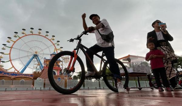 Senangnya Sukusno Wisata ke Saloka Pulang Bawa Sepeda