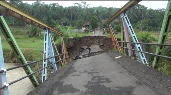 Dibiarkan Pemkab Subang, Jembatan Cilamatan di Desa Sukahurip Ambles Parah