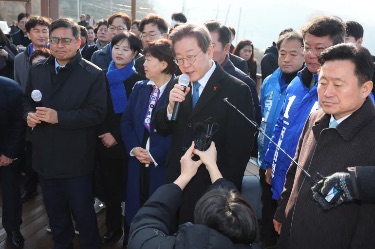Pemimpin Oposisi Korea Selatan Ditikam Pria Tak Dikenal dan Dilarikan ke Rumah Sakit