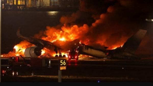 Pesawat Japan Airlines Angkut 397 Penumpang Tabrakan di Udara, Terbakar saat Mendarat di Haneda