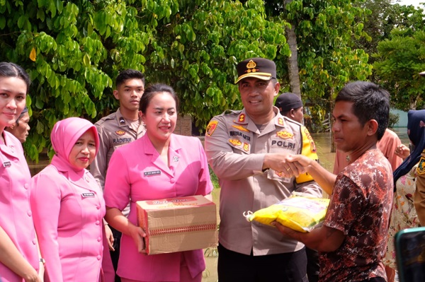 Bantuan Korban Banjir Disalurkan Polres Tebo