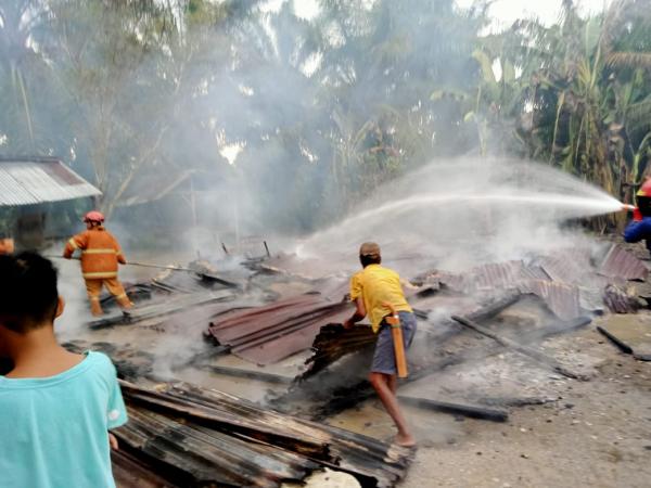Diduga Akibat Arus Pendek Listrik, Perumahan Sekolah di Pedongga Ludes Terbakar