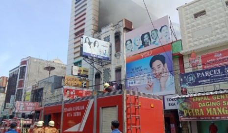 BREAKING NEWS : Toko Kosmetik di Jalan Pekiringan Kota Cirebon Terbakar