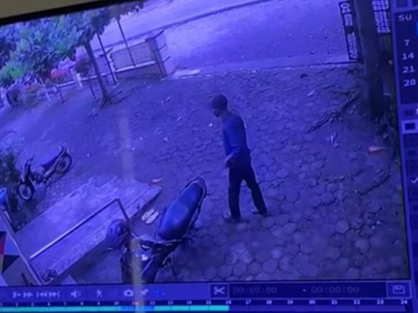 Pencuri Motor di Puskesmas Siring Betik Terekam CCTV