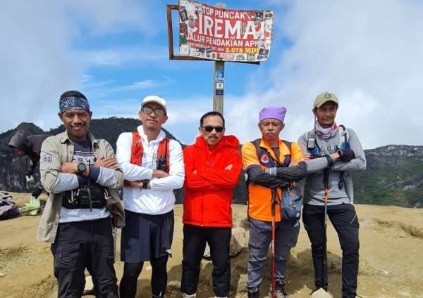 Pj Bupati Kuningan Sukses Capai Puncak Gunung Ciremai saat Momen Tahun Baru