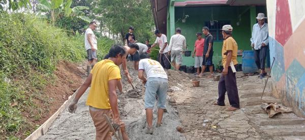 Mengisi Hari Libur Warga Kampung Cisonggom Lebak Bergotong Royong Bangun Jalan Lingkungan