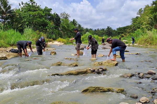 Rayakan Tahun Baru Puluhan Orang Bernama Agus Tebar Benih Ikan di Kulonprogo