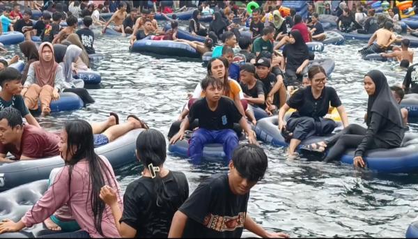 Libur Tahun Baru, Pemandian Kolam Air Alam di Pandeglang Banten Dipadati Ribuan Pengunjung