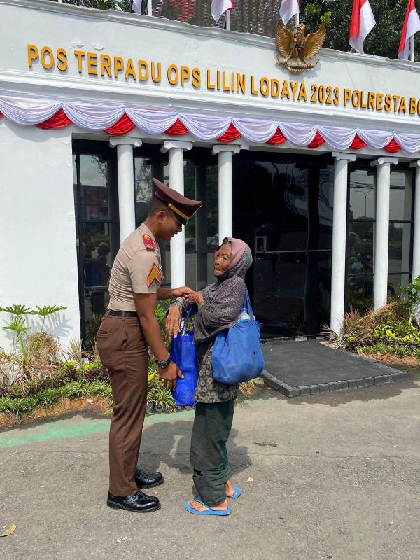 Taruna Akpol TK 1 Blusukan ke Kota Bogor, Bagikan Sembako ke Masyarakat Membutuhkan