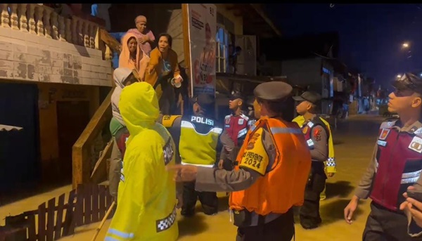 Rumah Terendam Banjir di Kerinci - Sungai Penuh Terus Dipantau Polisi