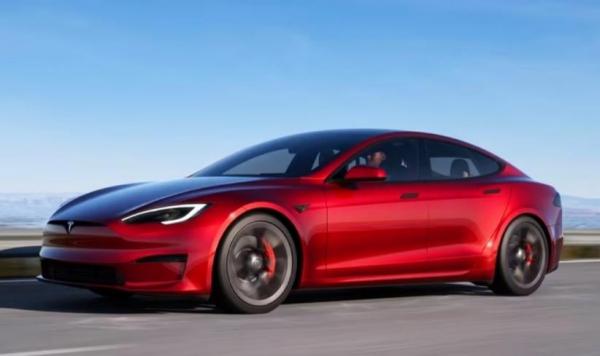 Tesla Berhasil Diretas Hanya Pakai Alat Sederhana